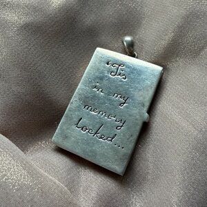 Darling Boma sterling 925 Shakespeare Hamlet book locket photo pendant - opens